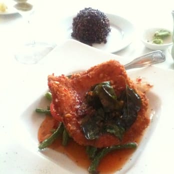 Gindi Thai - Mmm... The Fillet of Sole sitting on green beans in a sweet & spicy sauce. - Sushi Bars Near Me - Burbank, California