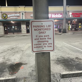 CVS Pharmacy - Towing sign - Drugstores Near Me - Fort Lauderdale, Florida