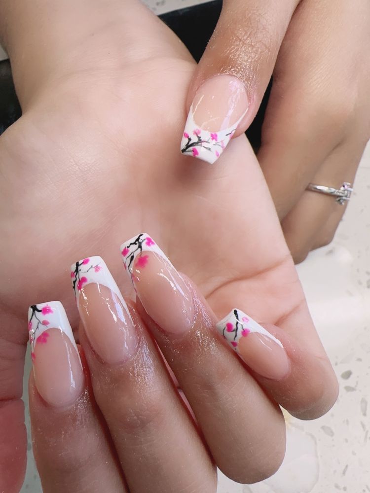 Best Nails & Spa Logo