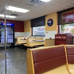 Montegrillo Pizza - Seating area by fridge