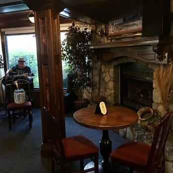 Diane's Saddleback Grill - The entrance to the Inn and restaurant. They have a singer on Friday or Saturday night, I don't remember which night. - Bars Near Me - Lake Arrowhead, California