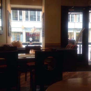 Costa Coffee - Les tables à l'entrée - Desserts Near Me - Prague, Puerto Rico