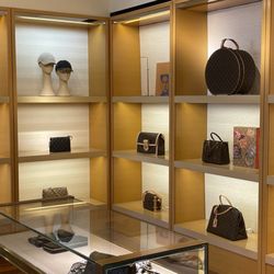 Louis Vuitton Maui Lahaina Whalers Village - Handbags display