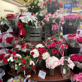 Safeway - More lovely arrangements in floral department - Grocery Near Me - Manteca, California