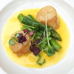 Brasserie des Étangs Mellaerts - Saint-Jacques grillées, asperges vertes, sauce au beurre
