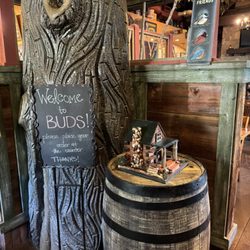 Bud's - Welcoming entry