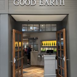 Good Earth - The entrance from the Galleria concourse had the hostess stand in the doorway. There was a down ramp but it was easy to navigate.