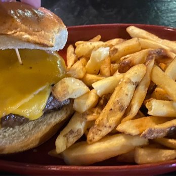 Maui Brewing - Plain Cheese Burger "one of the best cheeseburgers I've ever had" said mom! - Brewpubs Near Me - Lahaina, Hawaii