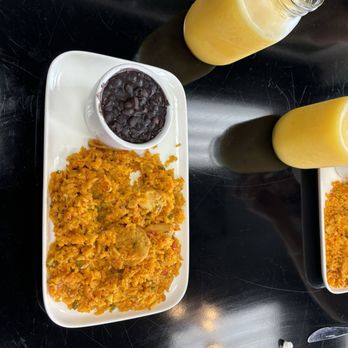 Sabor Latino Venezuelan - Arroz con pollo and mango jugo natural - Venezuelan Near Me - Warner Robins, Georgia