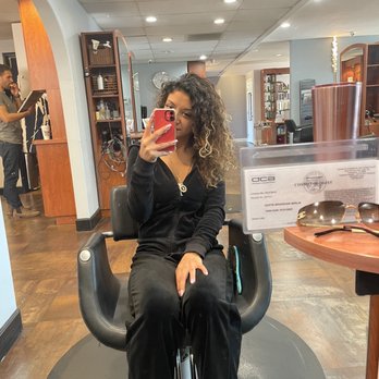 Dustin Berlin - Before photo, gained volume  and hair still looks cute but needed a touch up so I came back so Dustin can do his magic - Hair Stylists Near Me - Long Beach, California