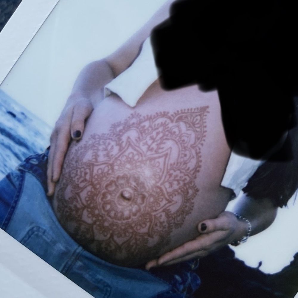 Belly henna