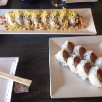 Sushi 101 - Spicy tuna roll... I asked for a hand roll about... THEEE times... And he brought this out. - Japanese Near Me - Los Angeles, California