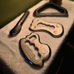 Manos Fuentes Bodywork & Recovery - Muscle Scrapper. 
Gua Sha.
Helps alleviate tension and tightness. Helps promote blood circulation and reduce soreness.