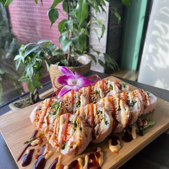 AMA Sushi - November roll - Sushi Bars Near Me - Edina, Minnesota AMA Sushi - November roll - Sushi Bars Near Me - Edina, Minnesota