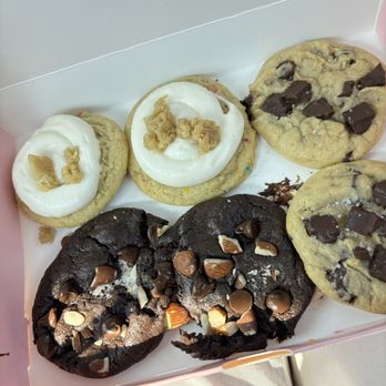 Crumbl - Heartland - Rocky road, semi sweet chocolate chip, cake batter - Bakeries Near Me - Mississauga, Ontario Crumbl - Heartland - Rocky road, semi sweet chocolate chip, cake batter - Bakeries Near Me - Mississauga, Ontario