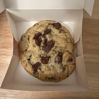 Crumbl - Williamsville - Chocolate chip cookie - Bakeries Near Me - Buffalo, New York Crumbl - Williamsville - Chocolate chip cookie - Bakeries Near Me - Buffalo, New York