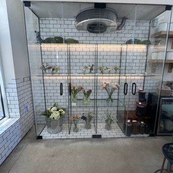 Navi Coffee & Flowers - Flower case - Coffee & Tea Near Me - Miami, Florida