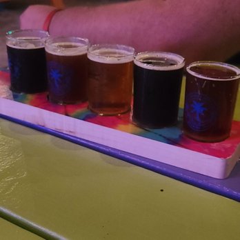 Florida Keys Brewing - Awesome flight. Spearfish amber ale, run aground oatmeal brown ale, oktoberfest, great pumpkin demise, starving Marvin Dunkel wiezen - Breweries Near Me - Islamorada, Florida