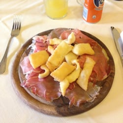 Ai Tre Volti - Gnochetti fritti e prosciutto crudo