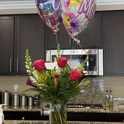 Canyon Lake Flowers - Beautiful but small for the cost of a premium arrangement.