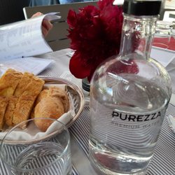 Rossini Bistro - 2 Sorten Brot, Thymianöl, schickes Tafelwasser, schöne Blüte