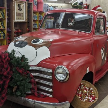 Buc-ee's - Christmas decor - Gas Stations Near Me - Leeds, Alabama