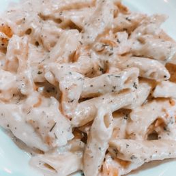 Alfredo Penne Pasta con Camarones Penne Pasta Alfredo with Shrimp