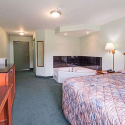 Knights Inn Bracebridge - 1 Queen Jacuzzi Suite