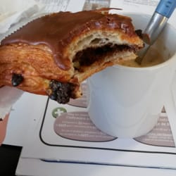 Ça à du bon d'être en panne de pain le matin... Hop brioche suisse au chocolat à croquer au bureau (1,3€)