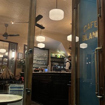 Café Blanc - Entrance of cafe - French Near Me - Paris, 75
