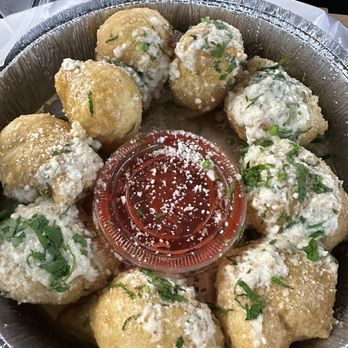 Crust Issues - Garlic Knots - Pizza Near Me - Norwalk, Connecticut