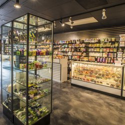 Amsterdam Smoke & Vape Shop - Looking for a pipe? We've got Gandalf, Sherlock, Hammers, and Bubblers made by Grav Labs and Famous Brandz.