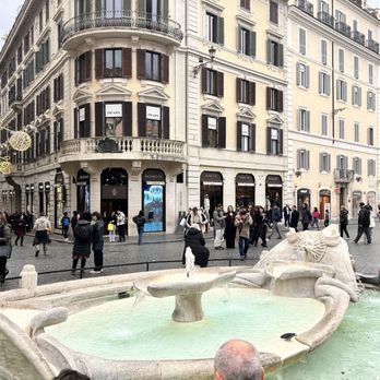 Piazza di Spagna - Brunnen vor der Spanische Treppe 12/2025 - Public Plazas Near Me - Rome, RM