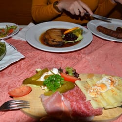 Gasthof Hubert - Appetitbrot. Oben vlnr: Wirsching, Salat, Entenbrust, Bratwurst