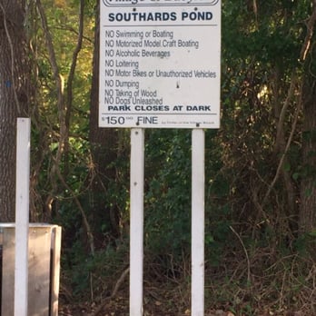 Southard's Pond - There's always unleashed dogs, but I haven't found any of them to be unfriendly - Lakes Near Me - Babylon, New York
