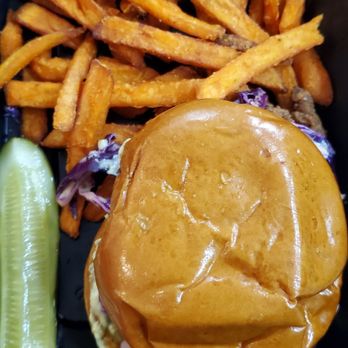 Gus's BBQ - Fried chicken sandwich. - Barbeque Near Me - Porter Ranch, California Gus's BBQ - Fried chicken sandwich. - Barbeque Near Me - Porter Ranch, California