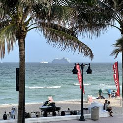 Snooze - Watching cruise ships from our Oceanfront Suite #401.