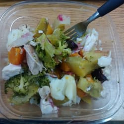 Super ensalada de verduras cocidas para llevar preparada en el acto y disfrutada en la oficina!
