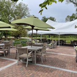 Deerpath Golf Course - Outdoor dining area