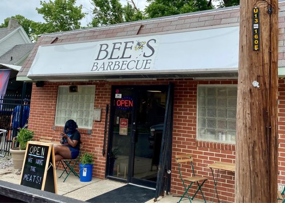Bee's Barbecue by null