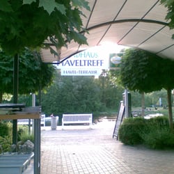 Uferpromenade - Blick aus Restaurant Haveltreff auf das Wasser