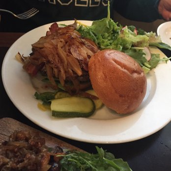 Pub Republic - Blue cheese burger - Gastropubs Near Me - Petaluma, California Pub Republic - Blue cheese burger - Gastropubs Near Me - Petaluma, California