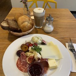 Karl, Günter und Marie - Frühstück