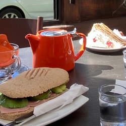 Tea Corner - Sandwich de jamón y palta, te, torta de amor y cortada doble