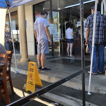 Quan Vy Da - Plastic dividers between tables - outdoor seating available.   Long line of people picking up food!! - Vietnamese Near Me - Westminster, California