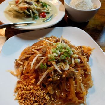 Kaohorm Kitchen - Pork pad Thai and veggie green curry. - Thai Near Me - Sherman Oaks, California