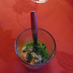 Auberge d'Augy - Gaspacho de concombre avec tartare de saumon: une mise en bouche délicieuse et fraîche.