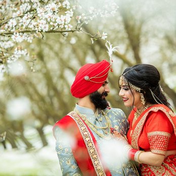 Motion8films - Sikh wedding couple in field of white flowers - Event Photography Near Me Motion8films - Sikh wedding couple in field of white flowers - Event Photography Near Me