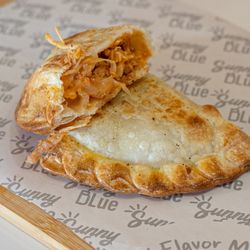Sunny Blue - Empanada pollo