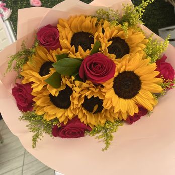 Honey's Flowers - Rose and sunflower bouquet - Florists Near Me - Lynwood, California Honey's Flowers - Rose and sunflower bouquet - Florists Near Me - Lynwood, California